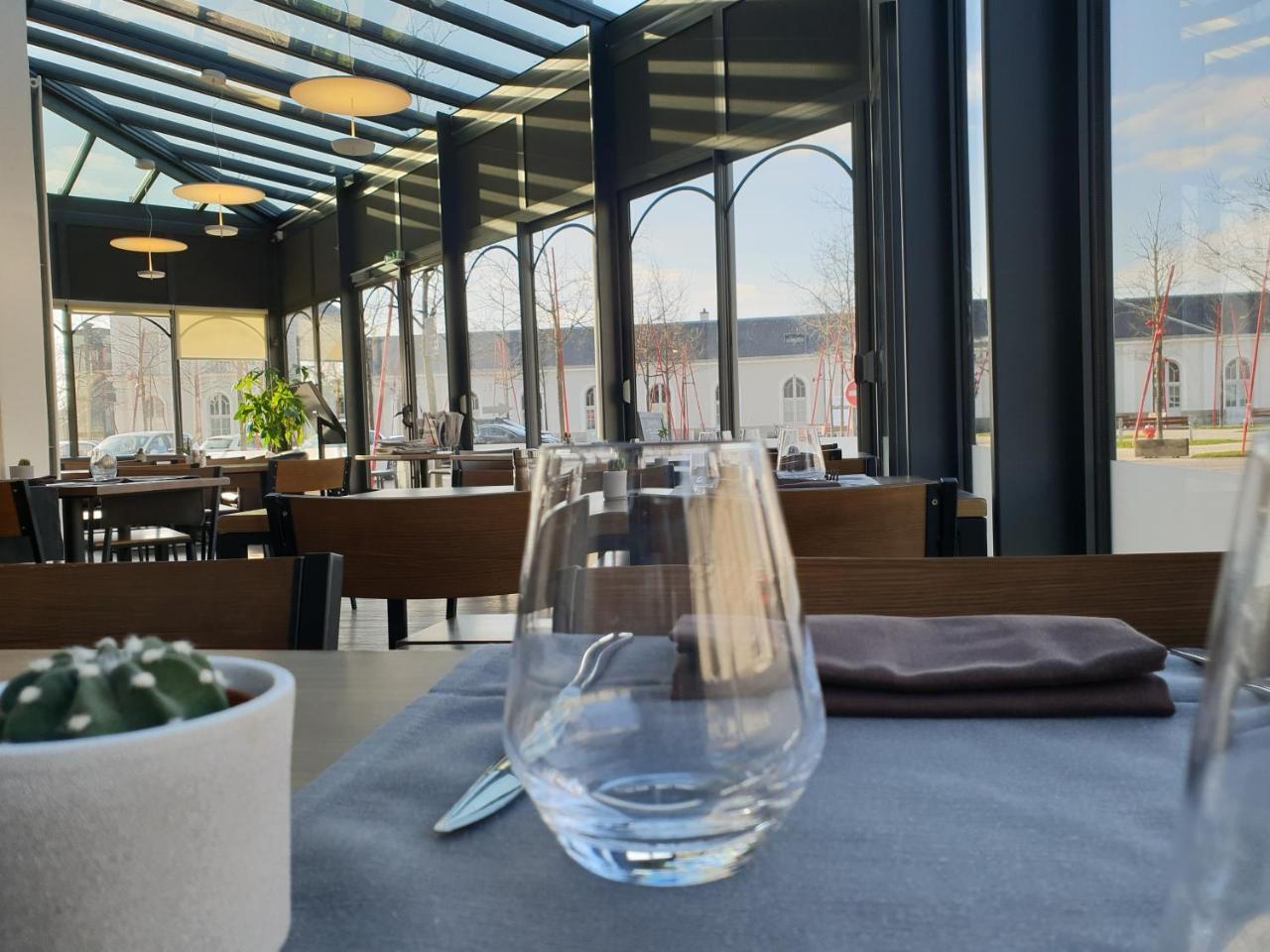 Hotel De La Gare - Restaurant Bistro Quai Ла-Рош-сюр-Іон Екстер'єр фото